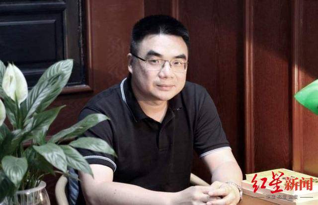 半月|财经记者出任上市公司董事长，一个半月辞职，这家公司发生了什么？