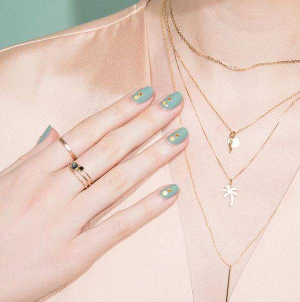 红色|今秋最流行的10款美甲：温柔又高级