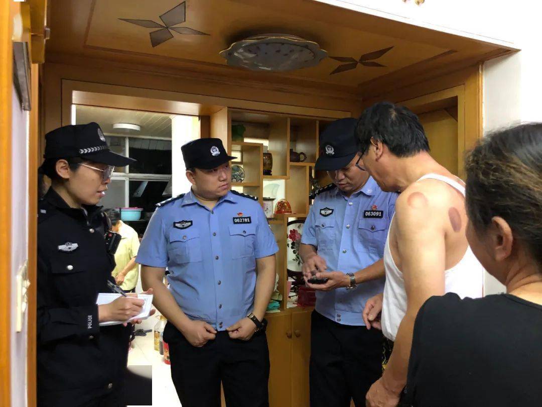 深入辖区工地等外来人员居住场所开展流动人口清查△观音山派出所民警