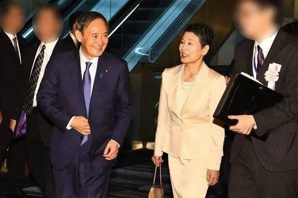 望夫|日本新首相夫人:钟点工二婚嫁给农民工,最终凭什么能望夫成龙?
