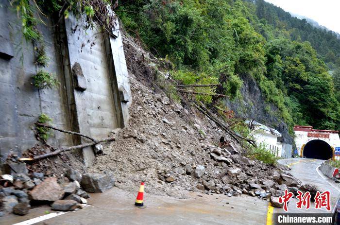 降雨|国道318线西藏通麦段发生泥石流灾害 武警官兵紧急抢通