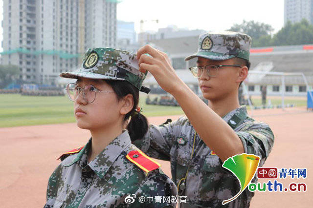 军训教官|画面太暖！00后大学生担任05后新生军训教官