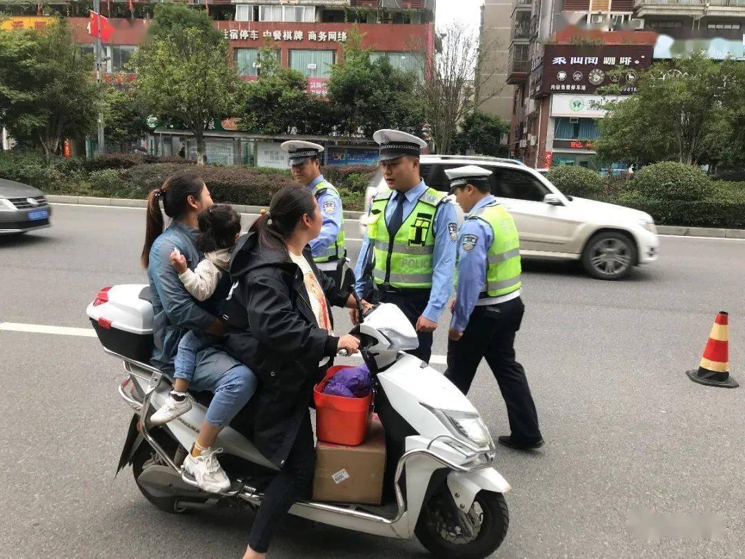 我县公安局交警大队城区中队针对电动自行车违法载人进行了专项整治