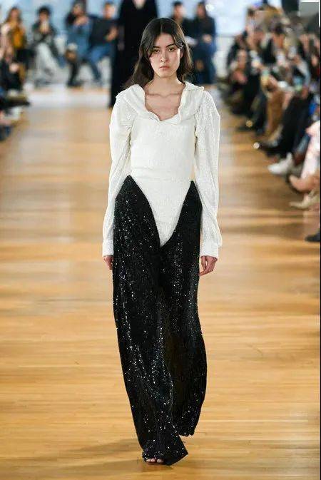 流行色|秋冬流行色新鲜出炉！秋季8大外套流行趋势/ 现在可以穿的2020秋冬连衣裙 /2020/2021秋冬最时尚的裤子指南！