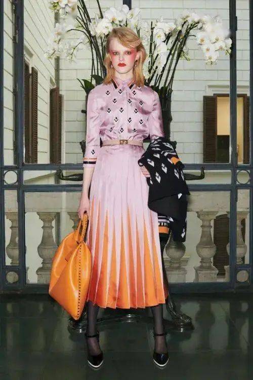 流行色|秋冬流行色新鲜出炉！秋季8大外套流行趋势/ 现在可以穿的2020秋冬连衣裙 /2020/2021秋冬最时尚的裤子指南！