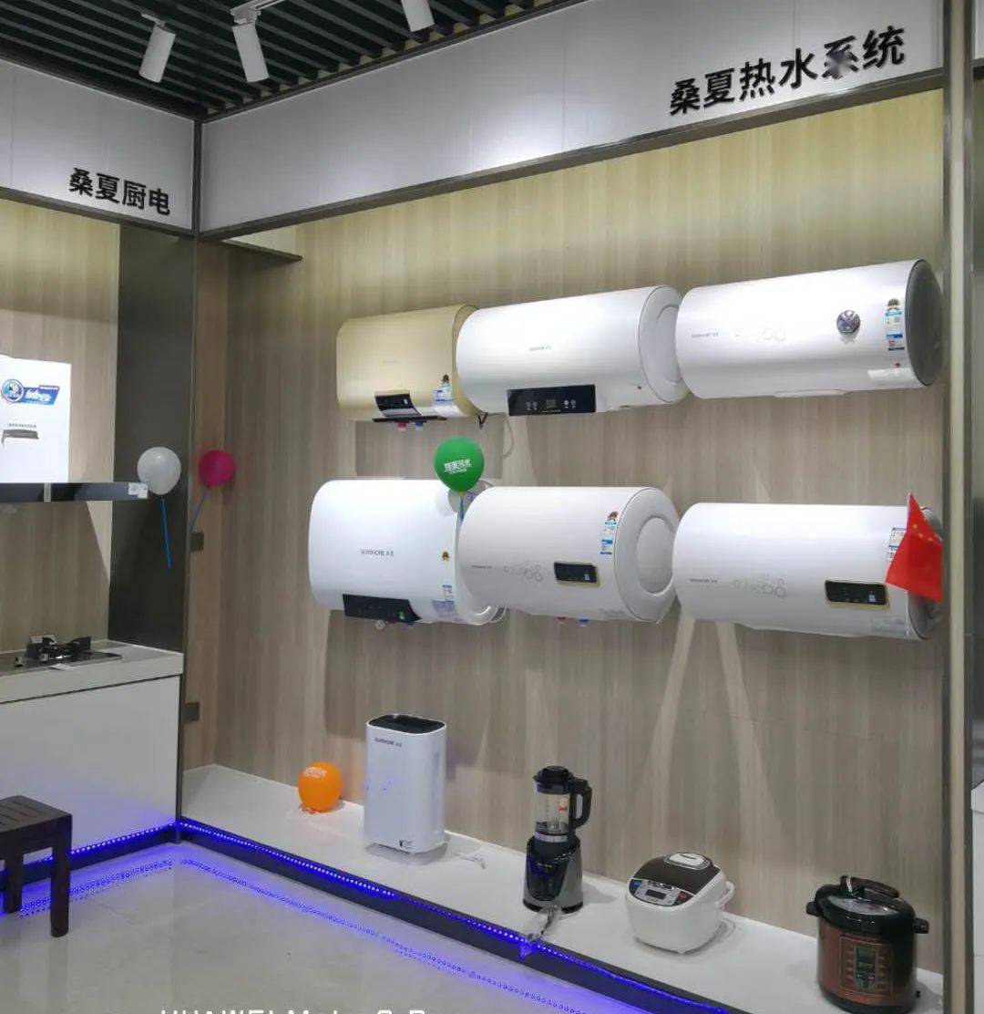 开业店庆丰厚礼品▲桑夏热水器营销总监和鄱阳团队▲新装修的门头和