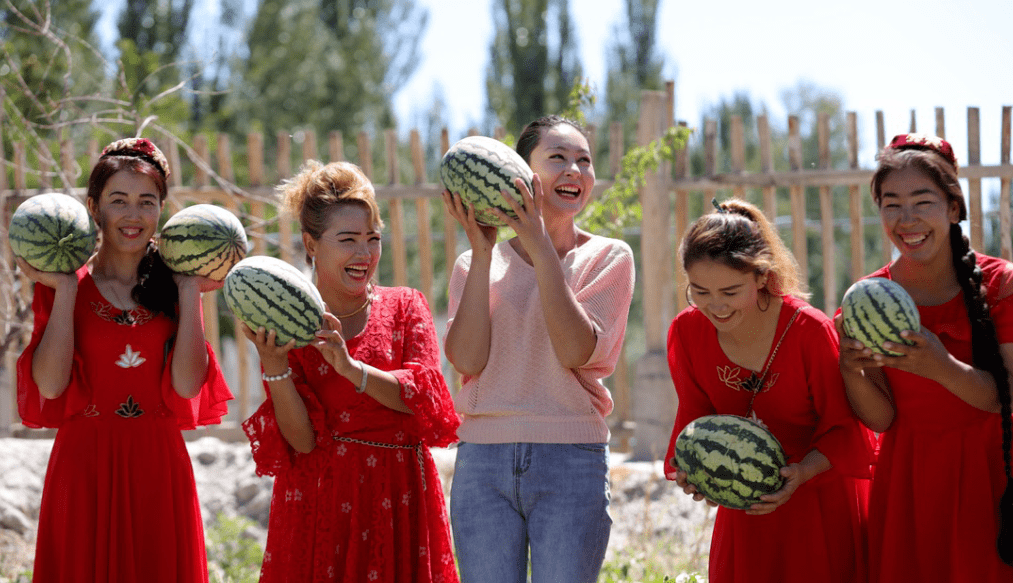新疆喀什萨依村:我们的生活比蜜甜