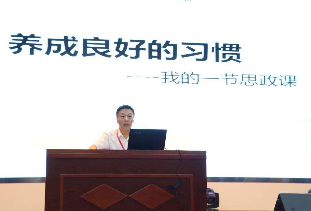 (校长  黄太纯为学生授课)