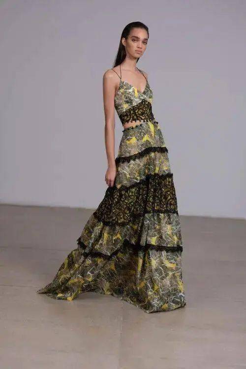 流行色|秋冬流行色新鲜出炉！秋季8大外套流行趋势/ 现在可以穿的2020秋冬连衣裙 /2020/2021秋冬最时尚的裤子指南！