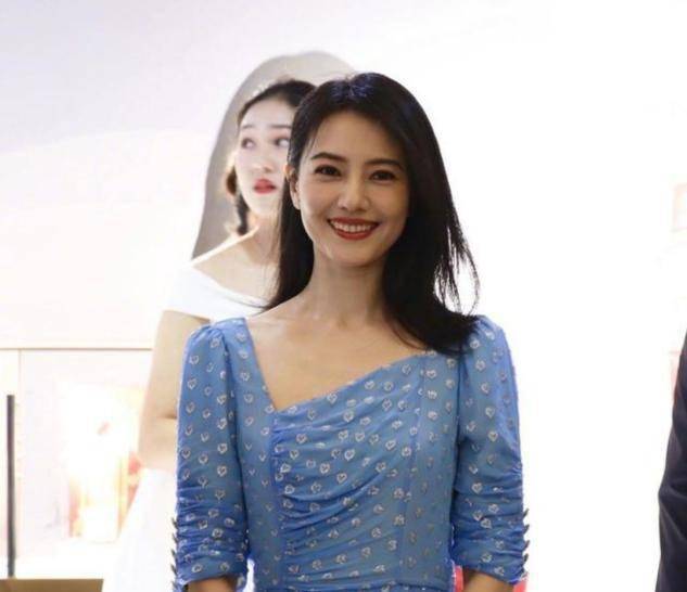 高圆圆新发型太美了!穿碎花长裙优雅知性,40岁越来越有贵妇范