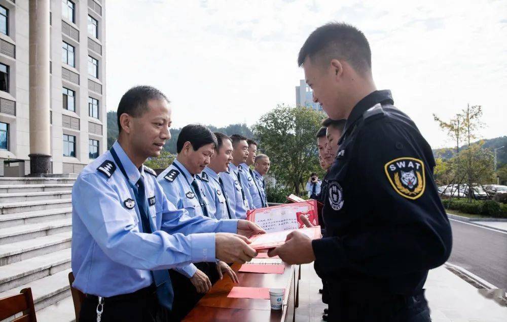 士气,落实从优待警举措,9月28日上午8点20分,英山县公安局演练场上