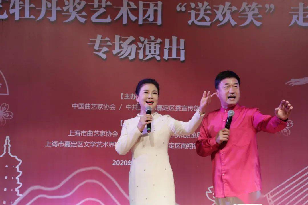 中国曲协副主席,国家一级演员王汝刚和搭档陶德兴表演独脚戏《剃头》.