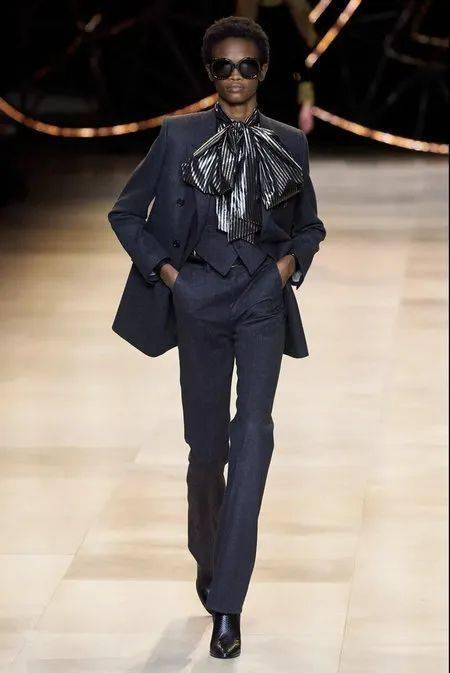 流行色|秋冬流行色新鲜出炉！秋季8大外套流行趋势/ 现在可以穿的2020秋冬连衣裙 /2020/2021秋冬最时尚的裤子指南！