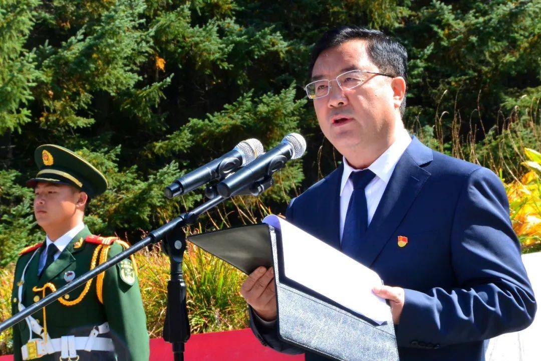 王冰在白山市烈士纪念日暨杨靖宇将军殉国80周年公祭