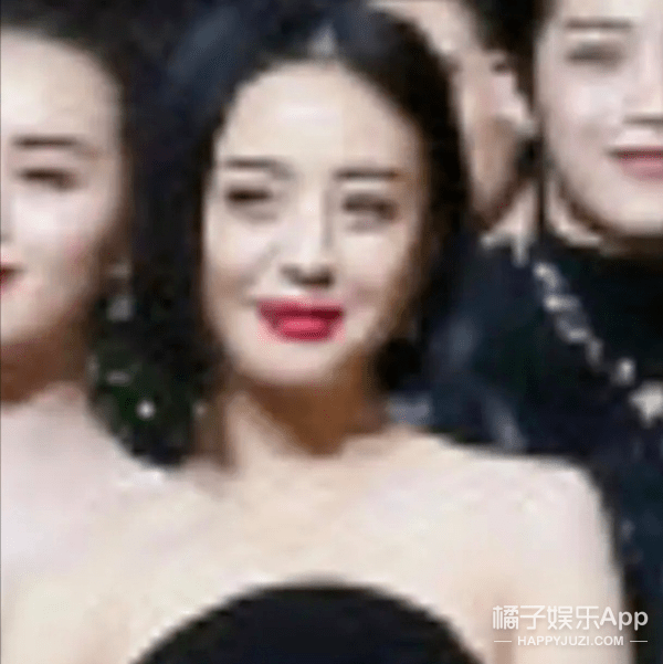 变形|原创百花奖合影全员变形，王俊凯被迫瘦脸孟美岐如蜡像，看得心塞！