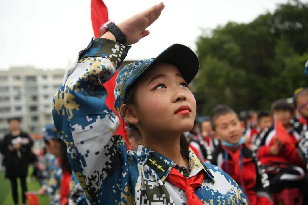 融媒直播兰州市中小学生向国旗敬礼主题教育活动在火星街小学举行
