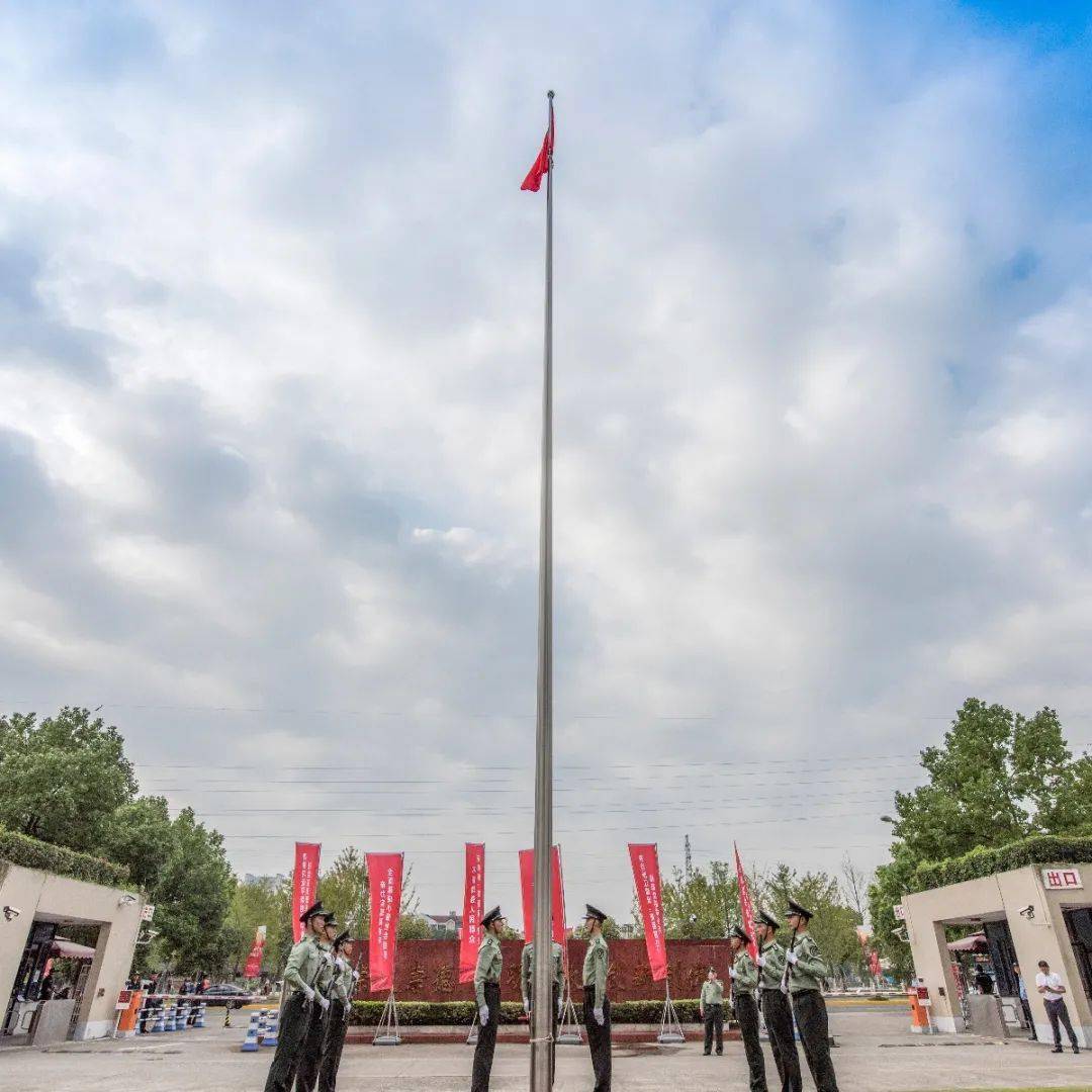 我市举行迎国庆升国旗仪式_五星红旗