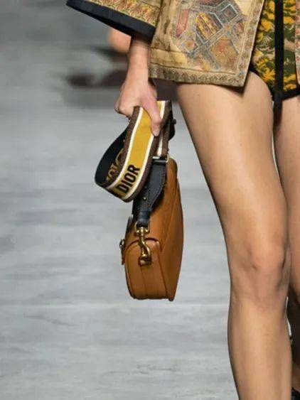 Lucia|让孟美岐、杨采钰都种草的美裙子 据说穿上它才更像“文化人”？