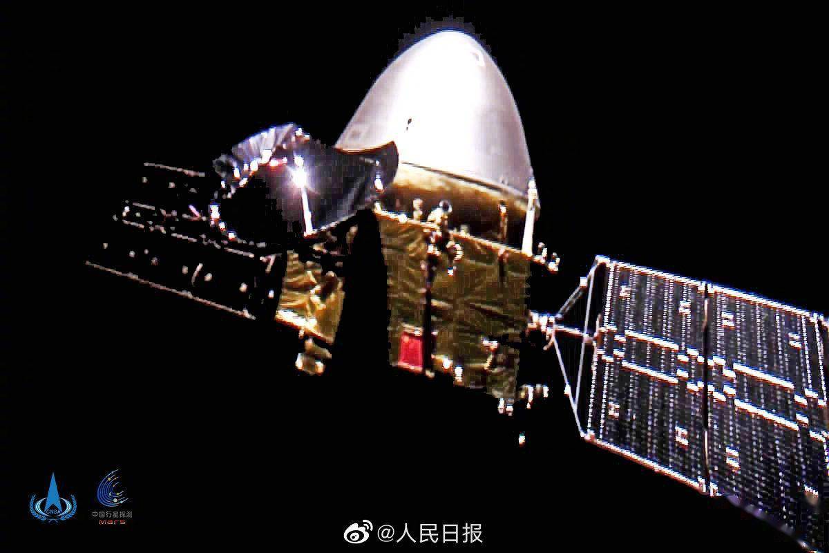 天问一号探测器首次深空自拍五星红旗在太空闪耀