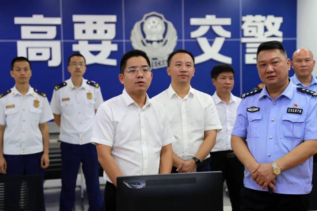 张浩龙(前左一)在高要交警大队指挥中心察看道路交通情况.