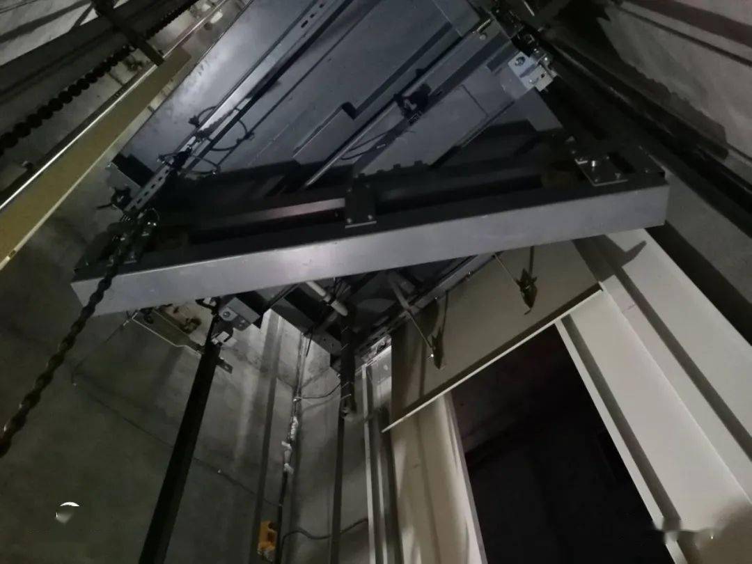 无机房电梯后置对重