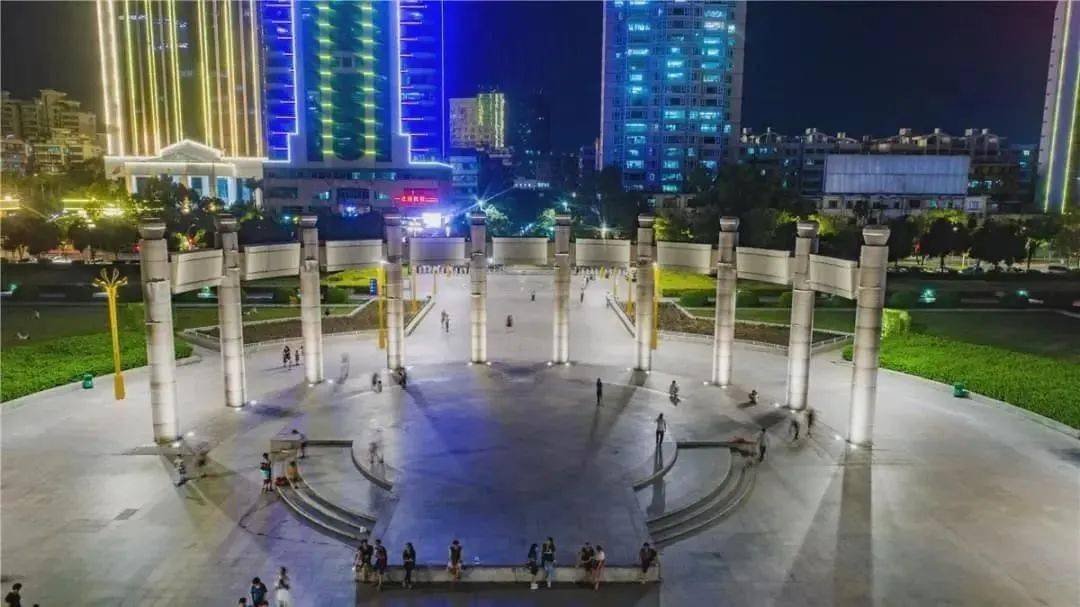 人民广场每晚6:30-10:30,灯光互动平台开放,积极营造欢乐祥和的夜景