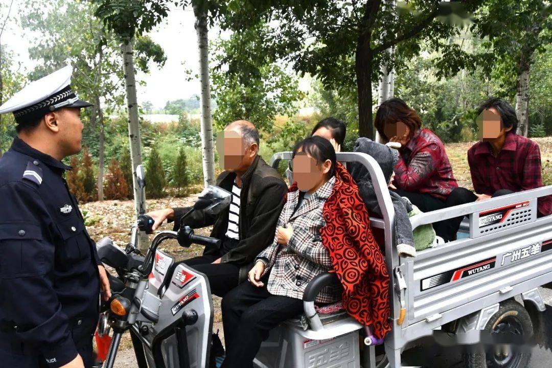 运城夏县路段一三轮车拉5人被交警拦住