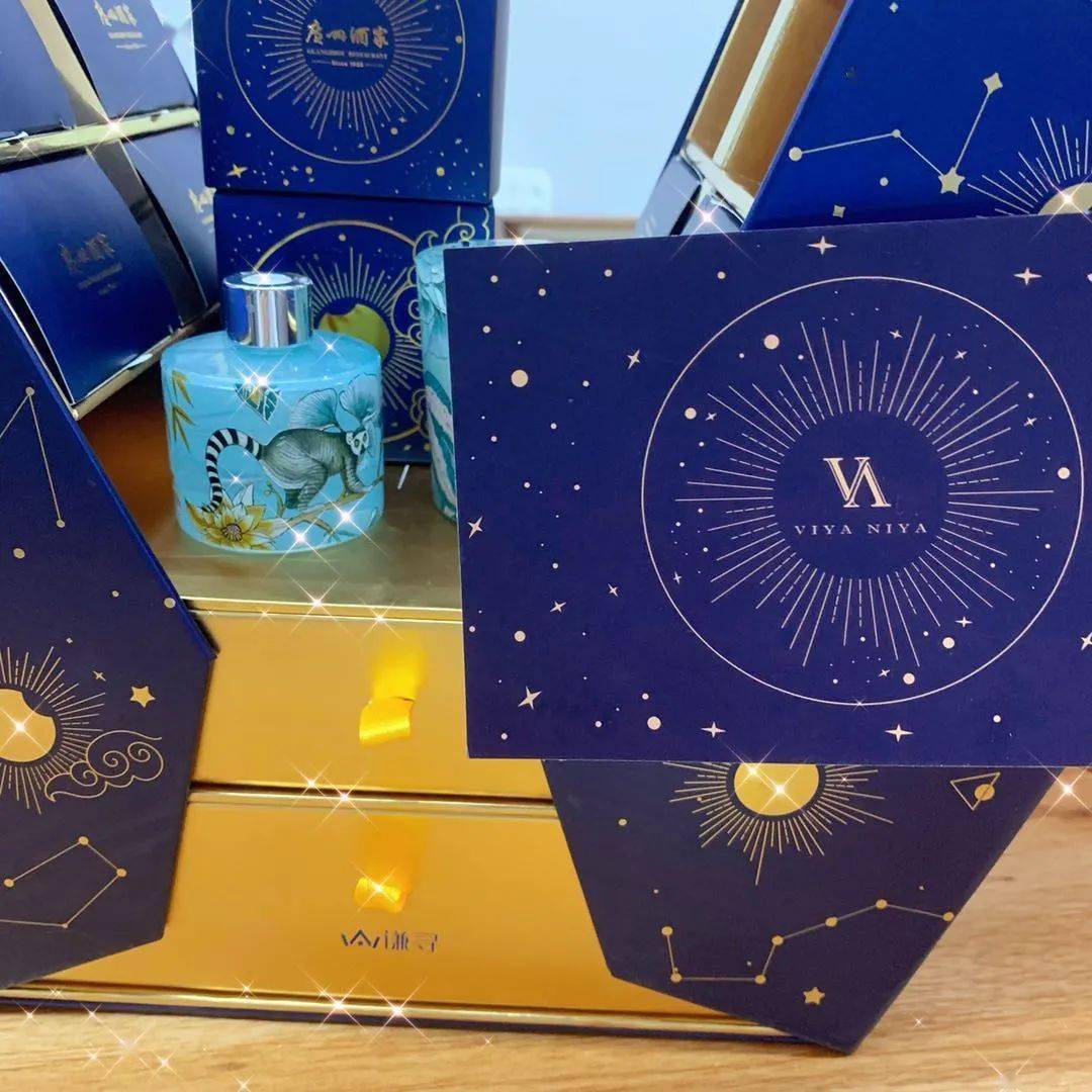 13"轻松"礼盒 ——谦寻文化 蓝金配色搭上星空元素 谦寻的中秋礼盒仅