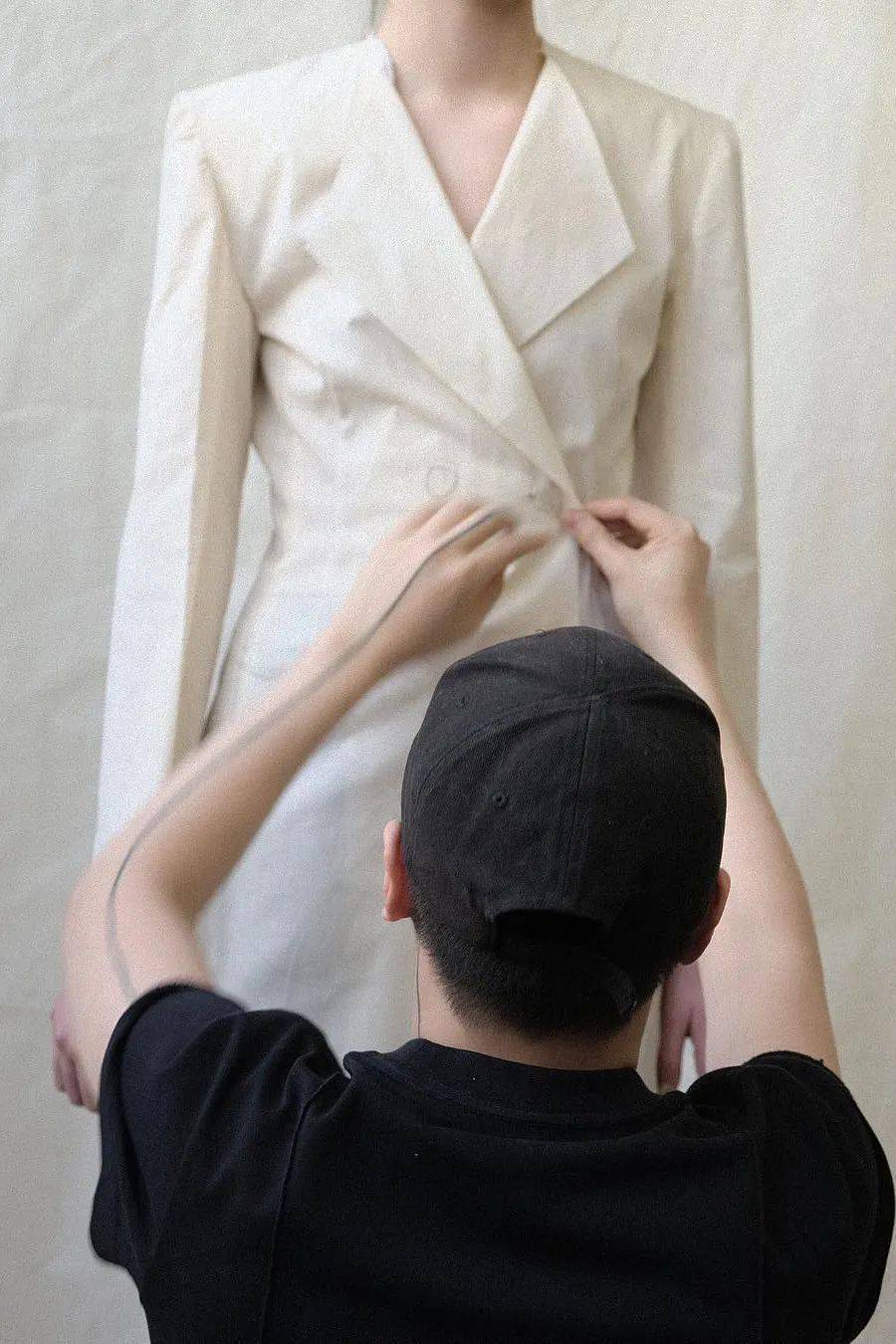 叛逆|他从Celine离职后,创立品牌短短一年火速爆红!新生代叛逆少年的禁欲系极简风~