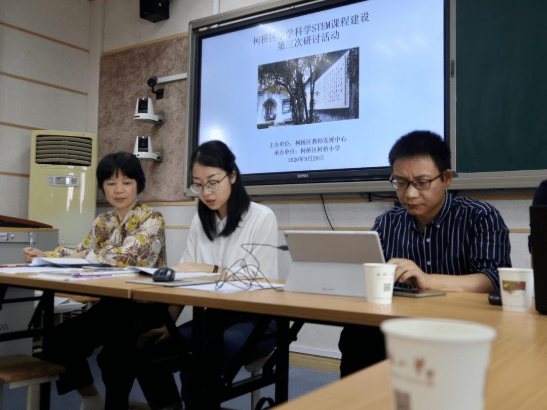 上午,与会教师首先观摩了柯桥区实验小学陈雅琴老师执教的《设计轻纺