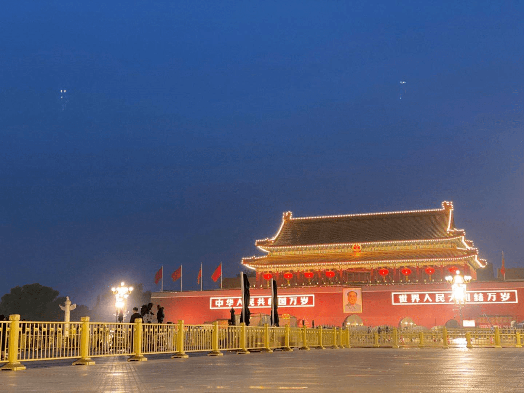 生日快乐,我的祖国!今晨,五星红旗在天安门广场冉冉升起!现场视频