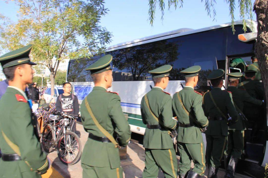10月1日清晨, 伴随着初升的朝阳, 武警乌海支队机动大队机动一中队