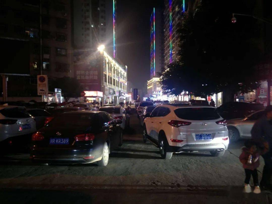 蓬安这个小区门口成"停车场"了,堵得业主很难受!