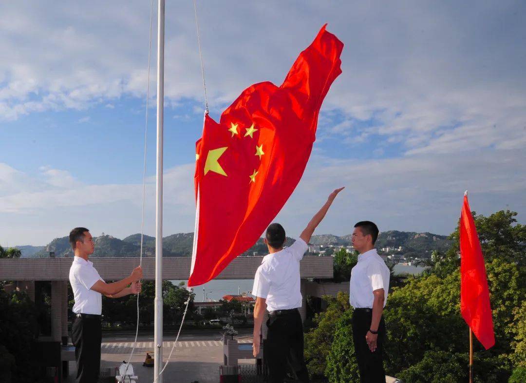 升国旗简谱_升国旗图片卡通(3)