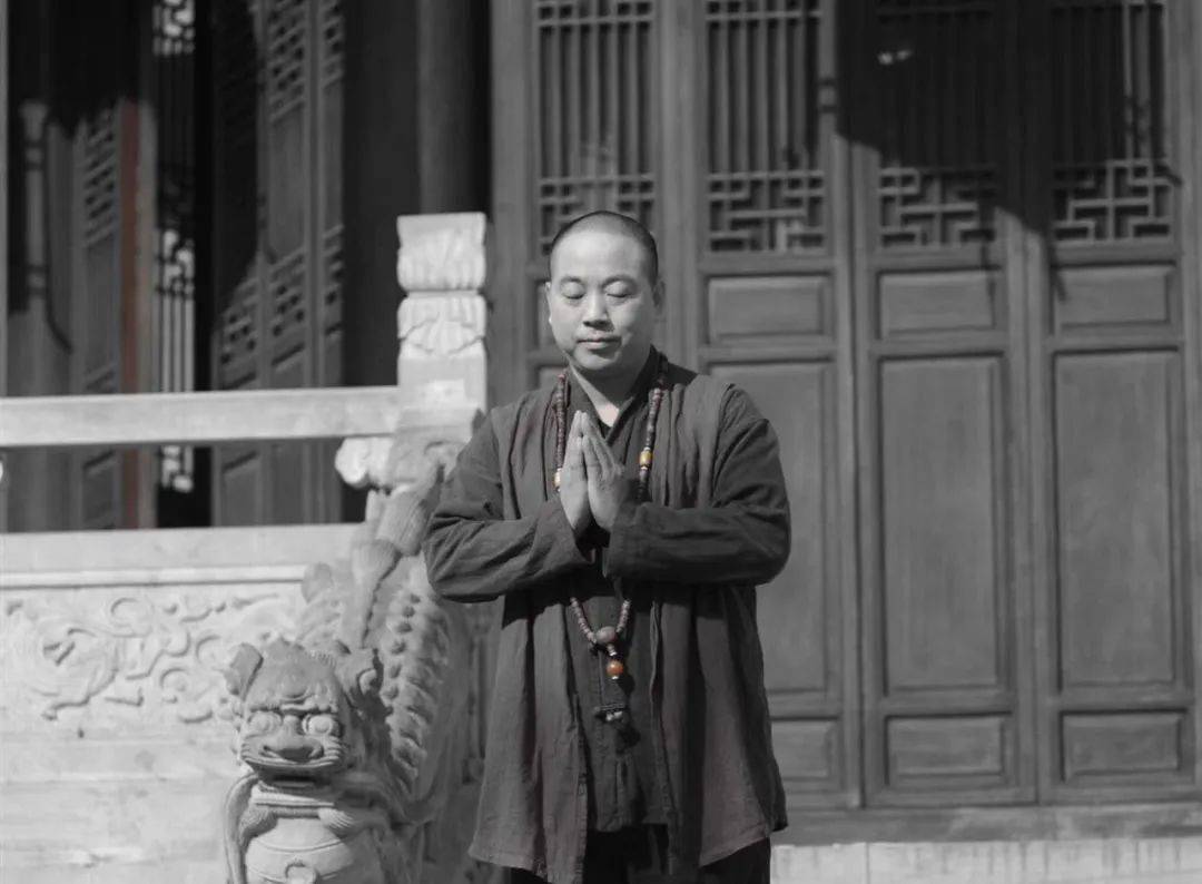 布鞋|老布鞋彻底火了!30年老匠人,20个日夜,130余道非遗工序打造,中药纳底,穿上别提多舒服!