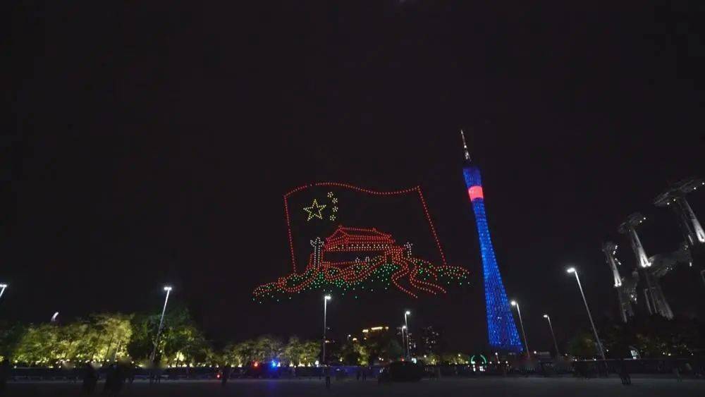 珠江畔璀璨灯光秀点亮羊城夜空广州向祖国表白