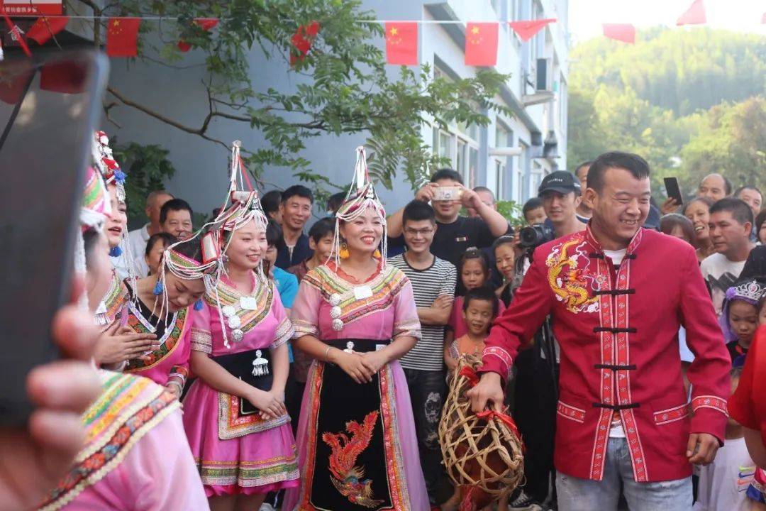 中秋,国庆"双节"当天,青街畲族乡的畲家姑娘出嫁了,但是我们的畲家