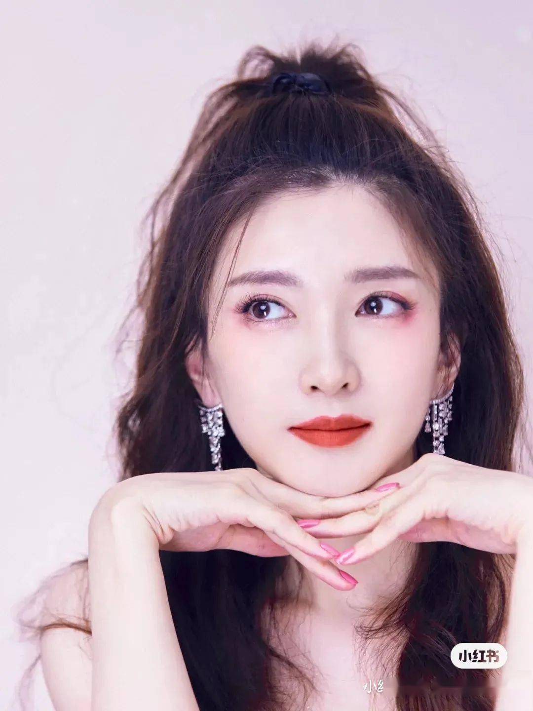 眼影|虞书欣眼影下至妆有点意思,化完有点女团那味儿了!