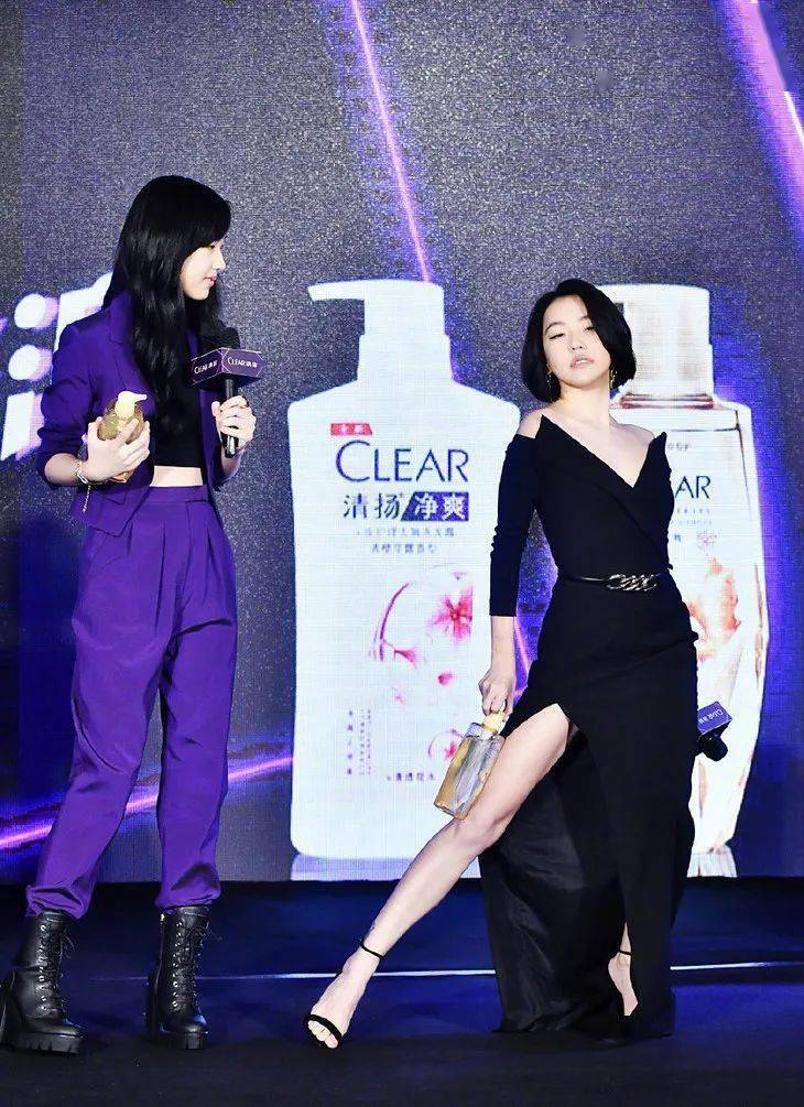 西服|被腿更长的她“抢”了代言,小S心服口服