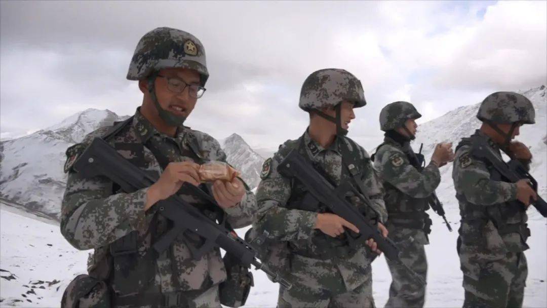 祖国我在战位守护您踏雪巡逻边防战士国境线上祝福祖国