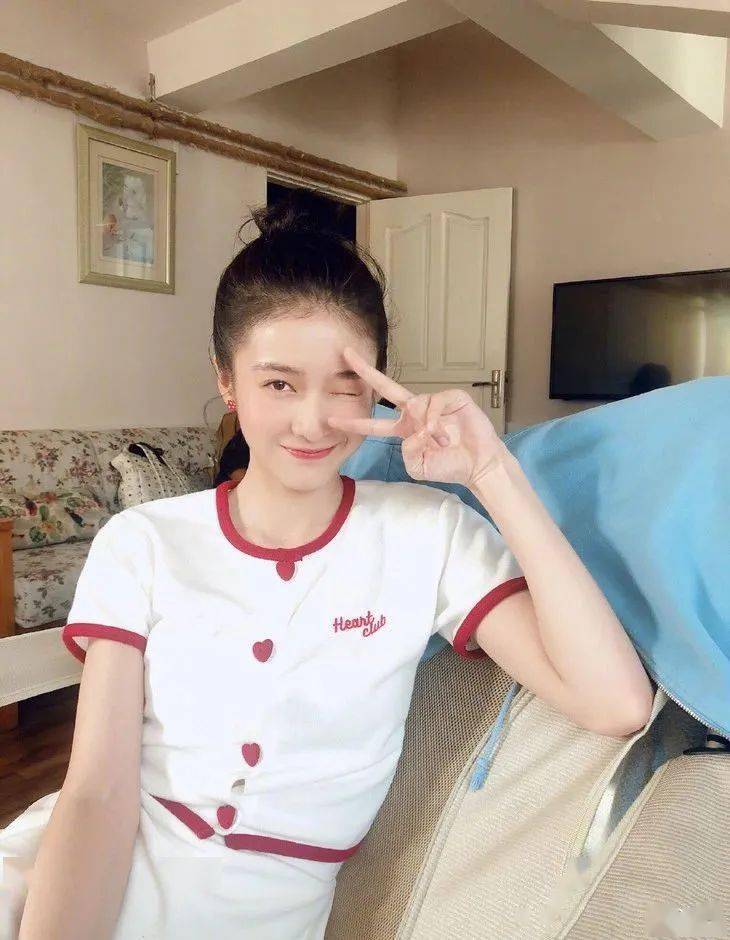 西服|被腿更长的她“抢”了代言,小S心服口服