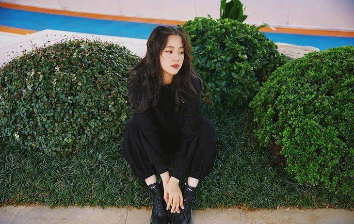 西服|被腿更长的她“抢”了代言,小S心服口服