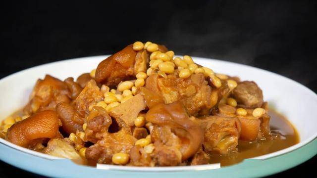黄豆焖猪手上周的《春良味·道》直播中,良叔现场展示了萝卜丝熬大虾