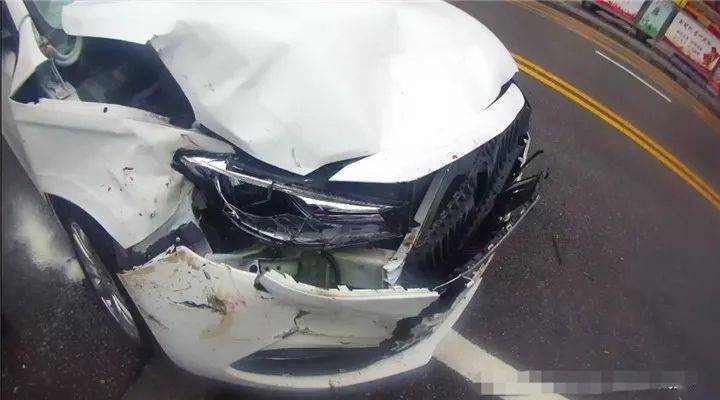 贵州丨惊恐!一女司机连撞两车,与一路人擦肩而过!