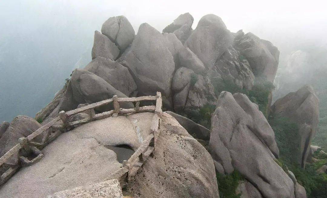 红玛瑙溶洞 狼牙山五坨三十六峰,而蚕姑坨是五坨之首,位于易县西山北