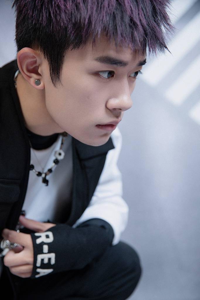 娱乐|易烊千玺完美驾驭紫色挑染短发 一身黑白服装帅气满分