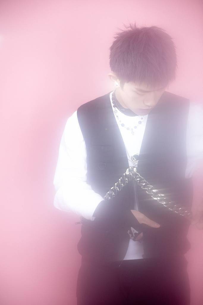 娱乐|易烊千玺完美驾驭紫色挑染短发 一身黑白服装帅气满分