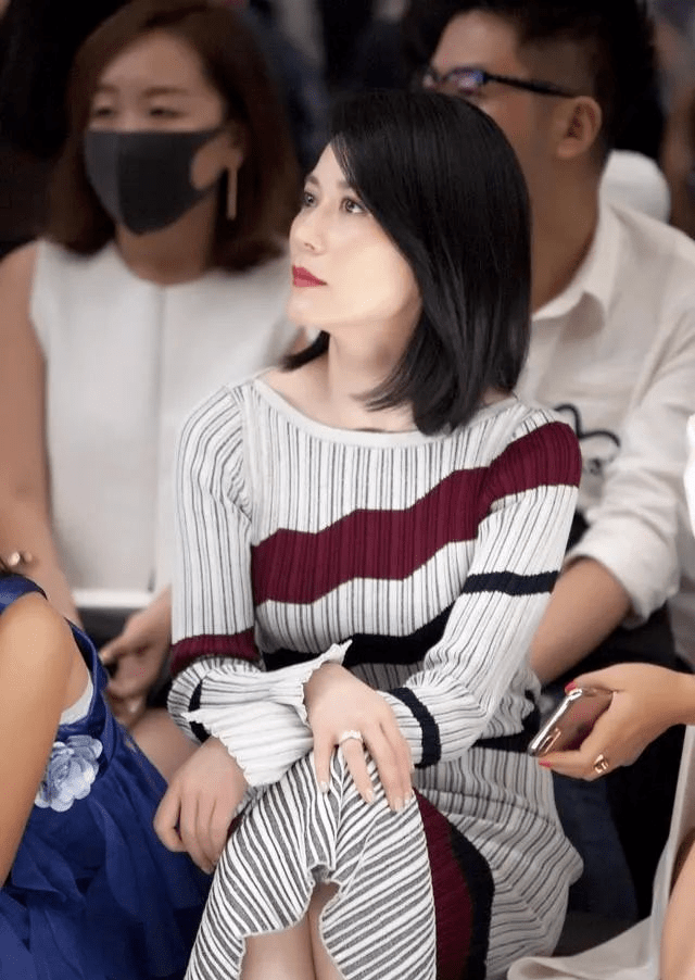 颜色|40+女性如何远离“大妈感”,早秋极简风穿搭,优雅又有女人味