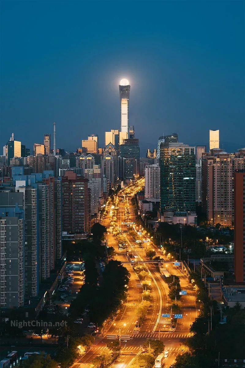 中秋的满月落下前,被托在中国尊顶 | 夜空中国