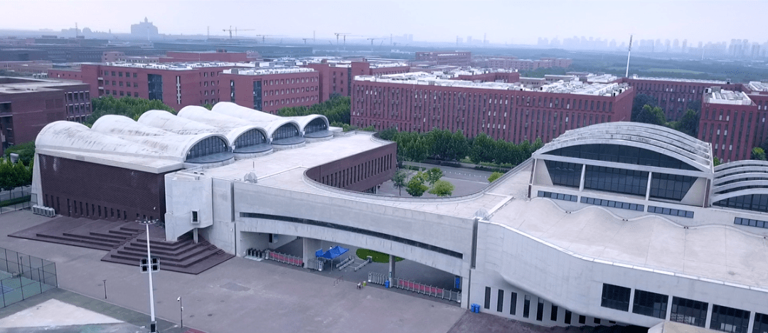北洋园校区综合体育馆由中国著名建筑师天津大学校友李兴刚设计,建筑